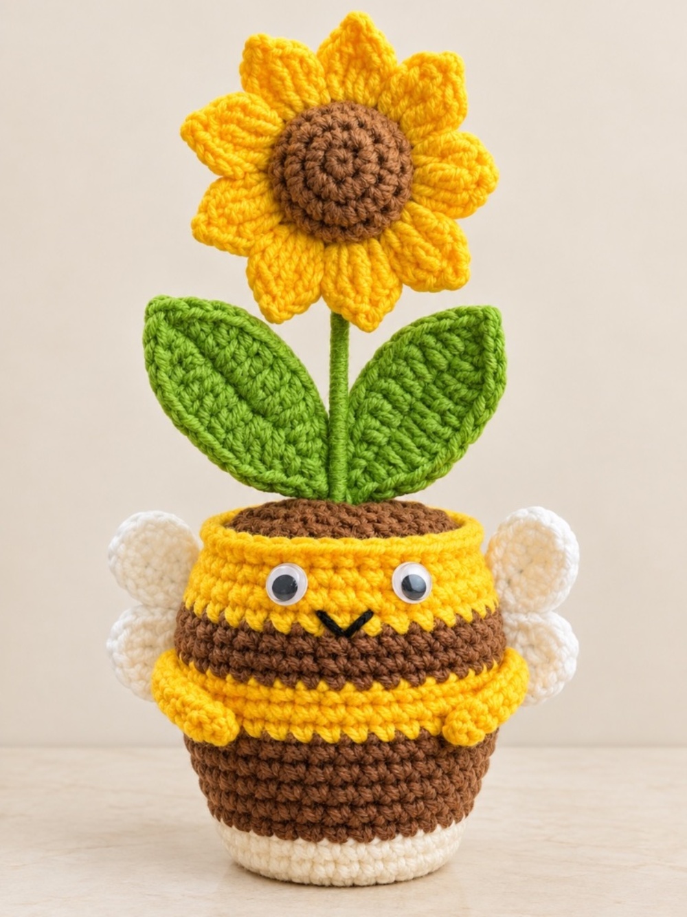 NWT Hand Crafted Crochet Sunflower & Bee Mini Potted Plant